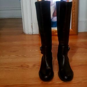 Women's leather boots 👢 like new worn twice.